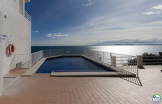 ¡Apartamento con vistas al mar, aparcamiento y licencia turística!