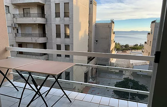 MUY BONITO APARTAMENTO EN 2ª LÍNEA DE MAR EN ROSAS VISTA MAR