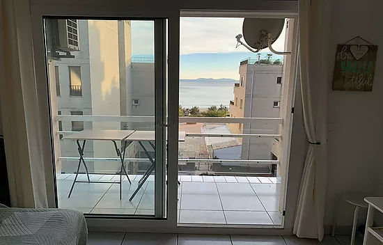 MUY BONITO APARTAMENTO EN 2ª LÍNEA DE MAR EN ROSAS VISTA MAR