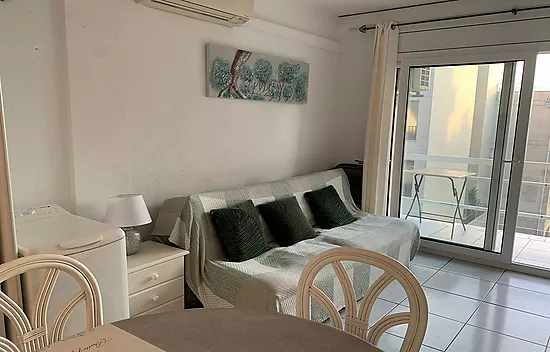 MUY BONITO APARTAMENTO EN 2ª LÍNEA DE MAR EN ROSAS VISTA MAR