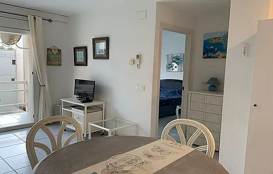 MUY BONITO APARTAMENTO EN 2ª LÍNEA DE MAR EN ROSAS VISTA MAR