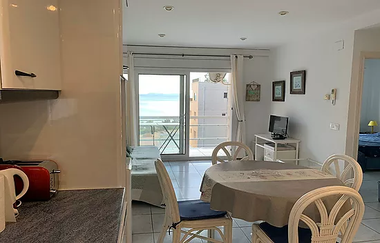 MUY BONITO APARTAMENTO EN 2ª LÍNEA DE MAR EN ROSAS VISTA MAR