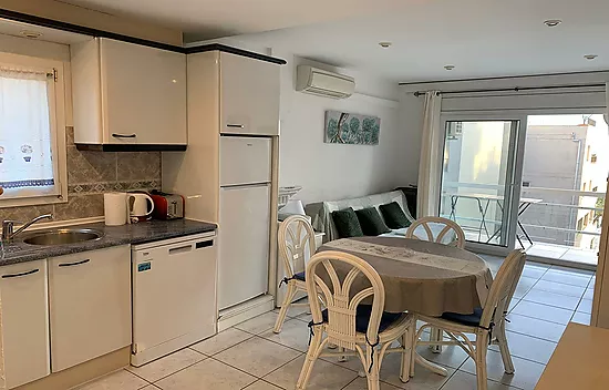 MUY BONITO APARTAMENTO EN 2ª LÍNEA DE MAR EN ROSAS VISTA MAR