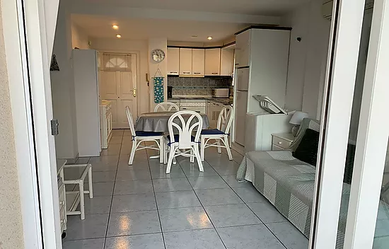 MUY BONITO APARTAMENTO EN 2ª LÍNEA DE MAR EN ROSAS VISTA MAR