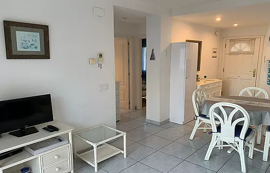 MUY BONITO APARTAMENTO EN 2ª LÍNEA DE MAR EN ROSAS VISTA MAR