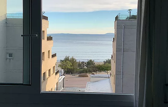 MUY BONITO APARTAMENTO EN 2ª LÍNEA DE MAR EN ROSAS VISTA MAR