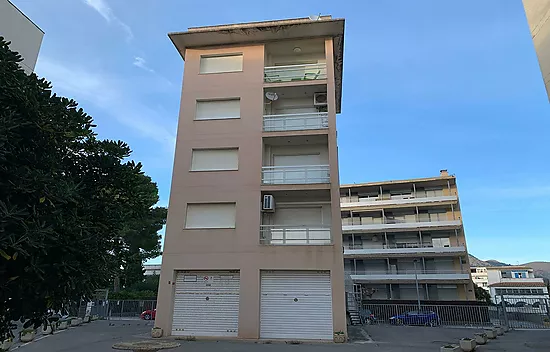 MUY BONITO APARTAMENTO EN 2ª LÍNEA DE MAR EN ROSAS VISTA MAR