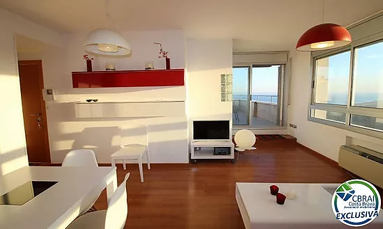 ÀNCORA Penthouse with two bedrooms and a large terrace with sea views and a tourist license