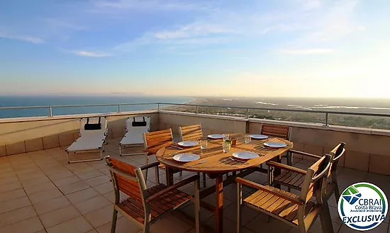 ÀNCORA Penthouse with two bedrooms and a large terrace with sea views and a tourist license