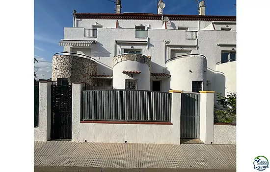 Muy bonita casa adosada que ha sido renovada con un alto nivel y completamente aislada con aislamien