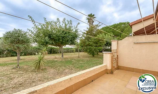 Casa adosada de 4 dormitorios, 2 baños y piscina comunitaria