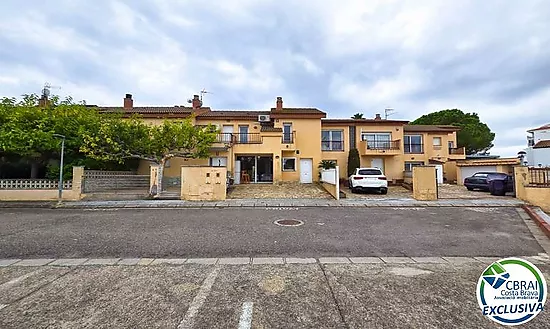 Casa adosada de 4 dormitorios, 2 baños y piscina comunitaria