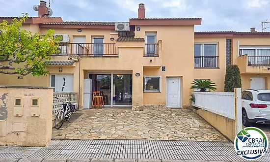 Casa adosada de 4 dormitorios, 2 baños y piscina comunitaria