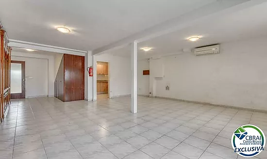 Casa adosada de 4 dormitorios, 2 baños y piscina comunitaria