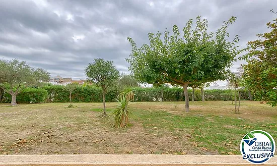 Casa adosada de 4 dormitorios, 2 baños y piscina comunitaria