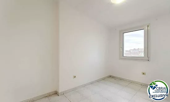 Casa adosada de 4 dormitorios, 2 baños y piscina comunitaria