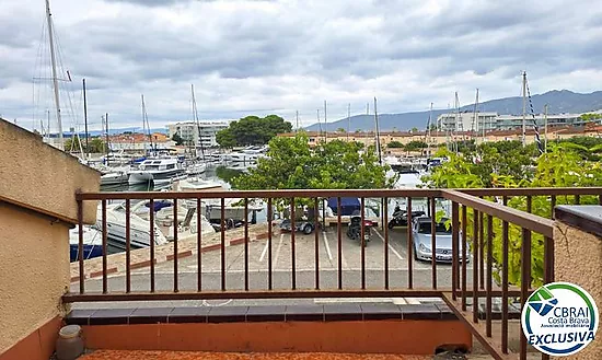 Casa adosada de 4 dormitorios, 2 baños y piscina comunitaria