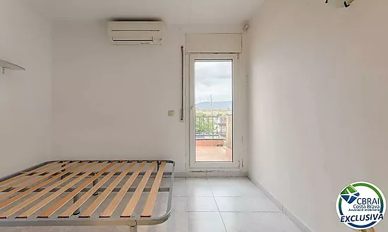 Casa adosada de 4 dormitorios, 2 baños y piscina comunitaria