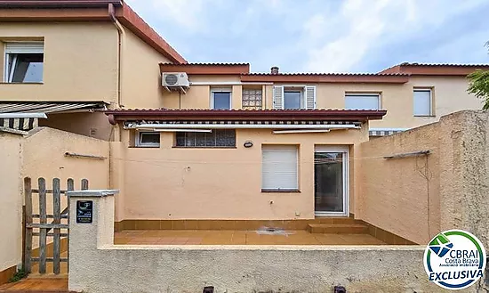 Casa adosada de 4 dormitorios, 2 baños y piscina comunitaria