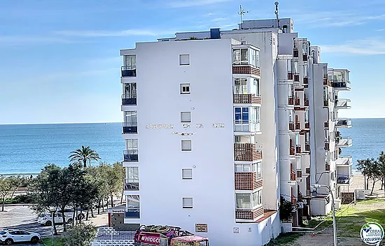 Estudio renovado a 50 m de la playa en Roses, Costa Brava – Vistas al mar y acabados de calidad