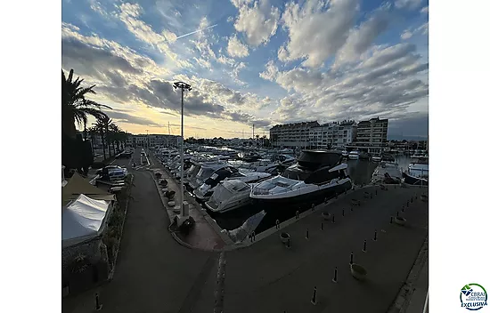 Precioso piso reformado con vistas al puerto náutico de Empuriabrava, cerca de la playa y comercios.