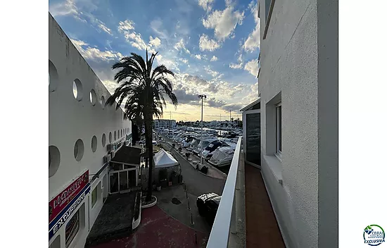 Precioso piso reformado con vistas al puerto náutico de Empuriabrava, cerca de la playa y comercios.