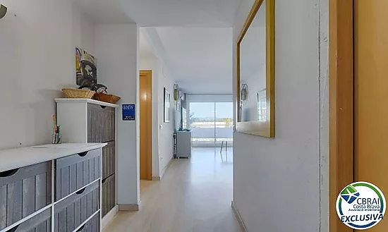 Appartement avec 2 chambres, vue sur le canal et les montagnes, parking privé et piscine communautai