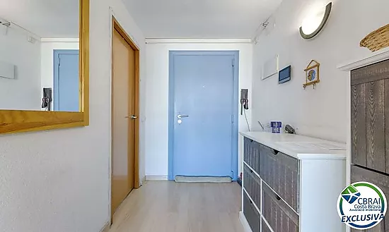 Appartement avec 2 chambres, vue sur le canal et les montagnes, parking privé et piscine communautai