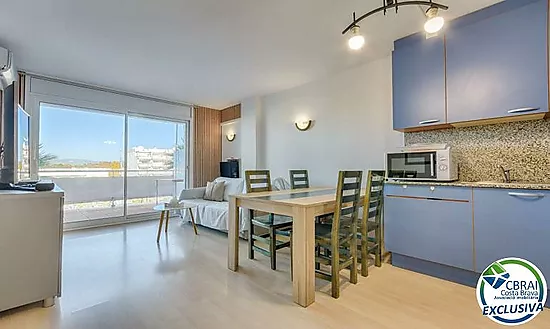 Appartement avec 2 chambres, vue sur le canal et les montagnes, parking privé et piscine communautai