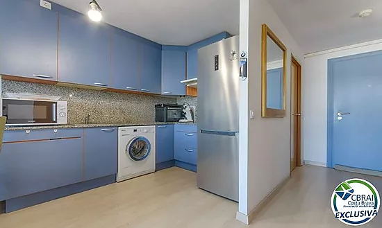 Appartement avec 2 chambres, vue sur le canal et les montagnes, parking privé et piscine communautai