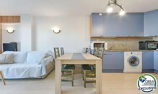 Appartement avec 2 chambres, vue sur le canal et les montagnes, parking privé et piscine communautai