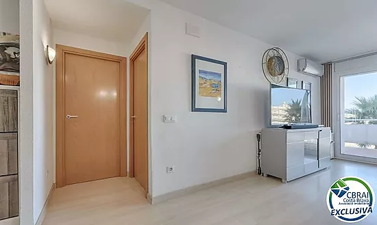 Appartement avec 2 chambres, vue sur le canal et les montagnes, parking privé et piscine communautai