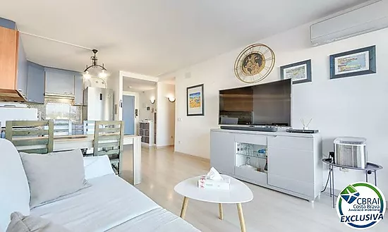 Appartement avec 2 chambres, vue sur le canal et les montagnes, parking privé et piscine communautai