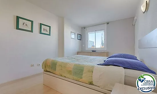 Appartement avec 2 chambres, vue sur le canal et les montagnes, parking privé et piscine communautai