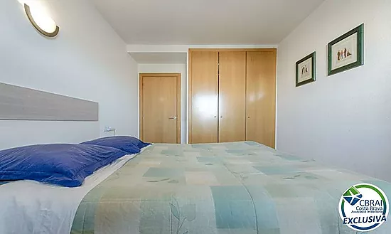 Appartement avec 2 chambres, vue sur le canal et les montagnes, parking privé et piscine communautai