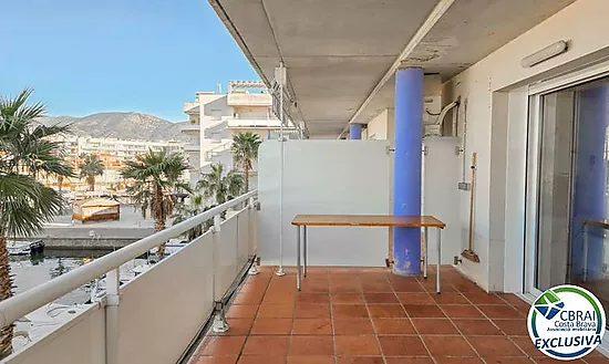 Appartement avec 2 chambres, vue sur le canal et les montagnes, parking privé et piscine communautai