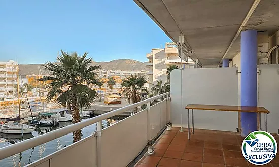 Appartement avec 2 chambres, vue sur le canal et les montagnes, parking privé et piscine communautai