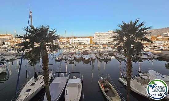 Appartement avec 2 chambres, vue sur le canal et les montagnes, parking privé et piscine communautai