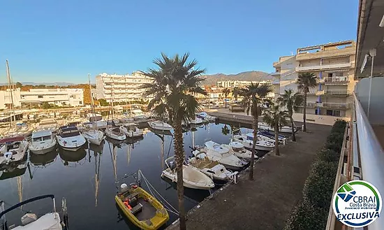 Appartement avec 2 chambres, vue sur le canal et les montagnes, parking privé et piscine communautai