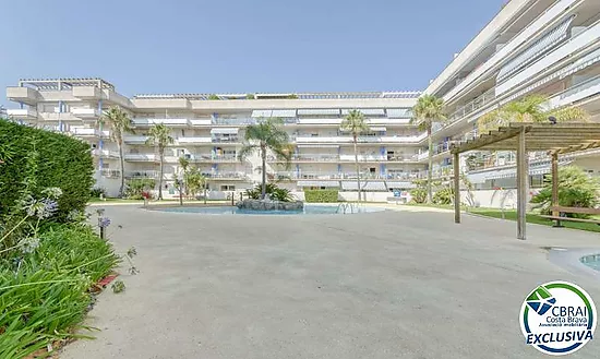 Appartement avec 2 chambres, vue sur le canal et les montagnes, parking privé et piscine communautai