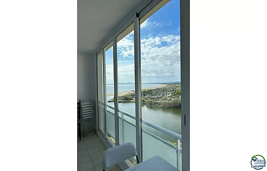 Renovated apartment with tourist license on the beachfront with magnificent views of the sea and the