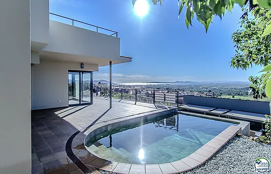 Beautiful house with pool, garage and views