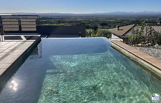 Beautiful house with pool, garage and views