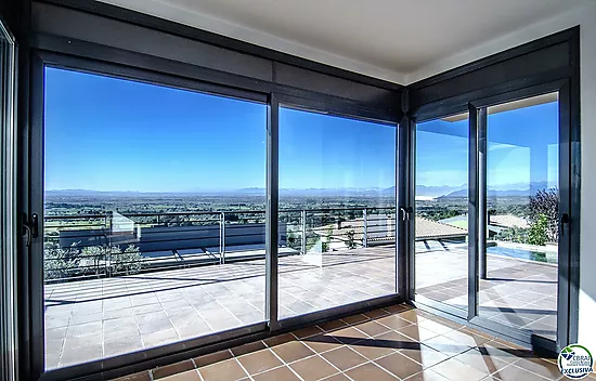 Beautiful house with pool, garage and views