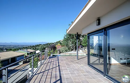 Beautiful house with pool, garage and views