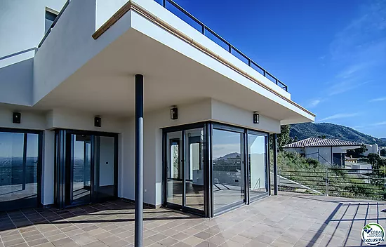 Beautiful house with pool, garage and views