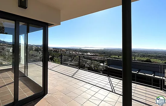 Beautiful house with pool, garage and views