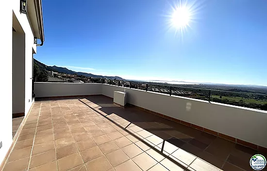 Beautiful house with pool, garage and views