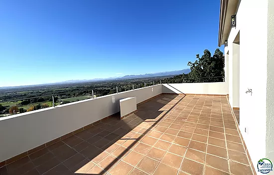 Beautiful house with pool, garage and views