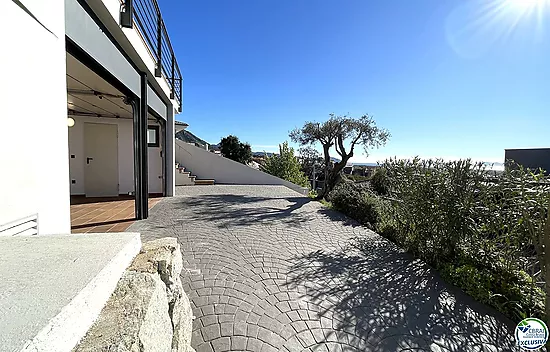 Beautiful house with pool, garage and views